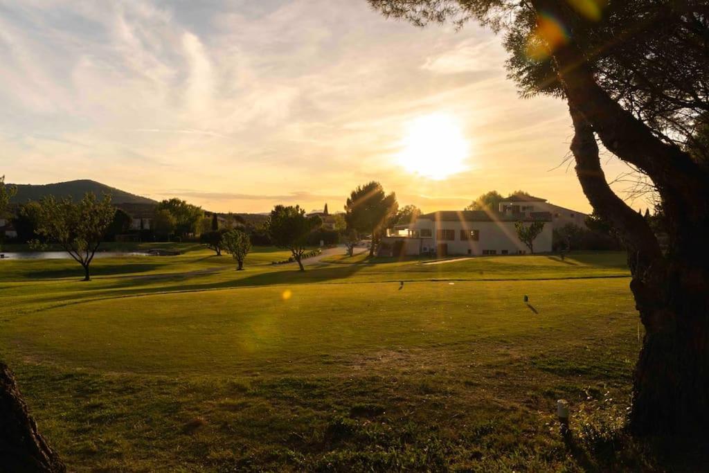 Magnifique Vue Lac Au Golf De Pont-Royal Mallemort Exteriér fotografie