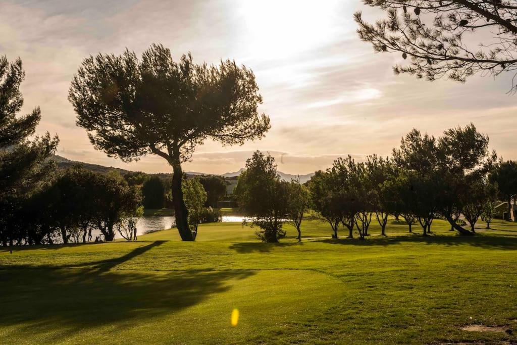 Magnifique Vue Lac Au Golf De Pont-Royal Mallemort Exteriér fotografie