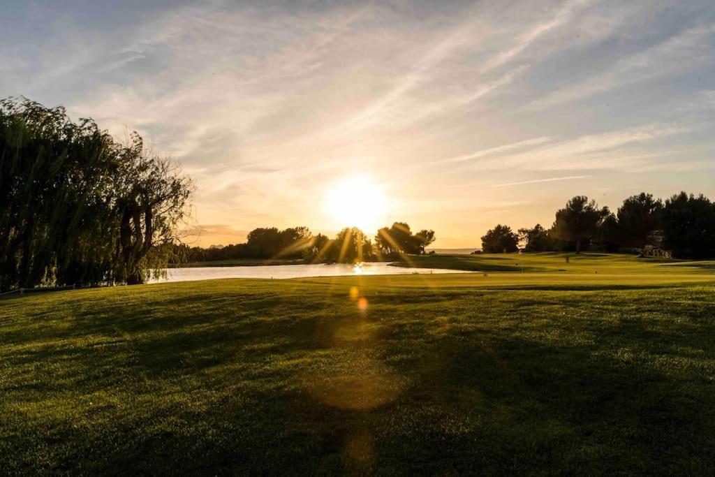 Magnifique Vue Lac Au Golf De Pont-Royal Mallemort Exteriér fotografie