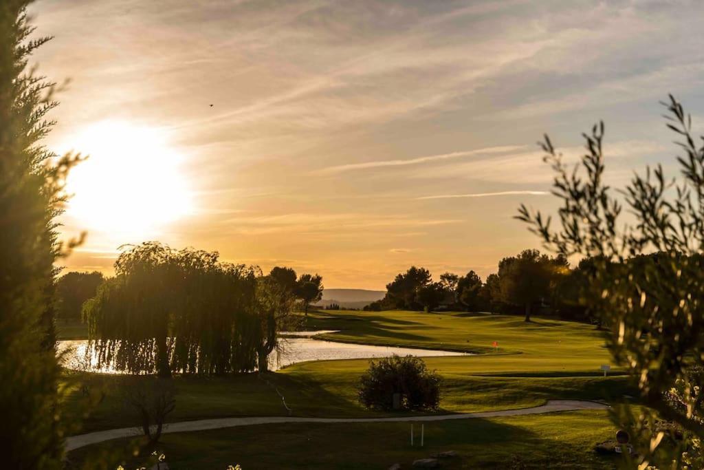 Magnifique Vue Lac Au Golf De Pont-Royal Mallemort Exteriér fotografie