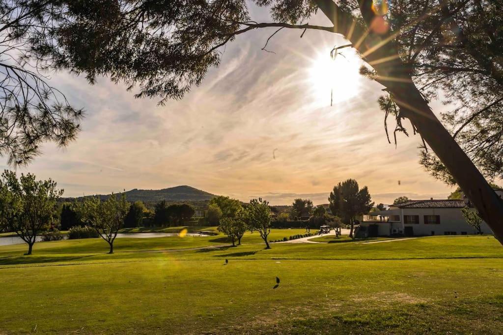 Magnifique Vue Lac Au Golf De Pont-Royal Mallemort Exteriér fotografie