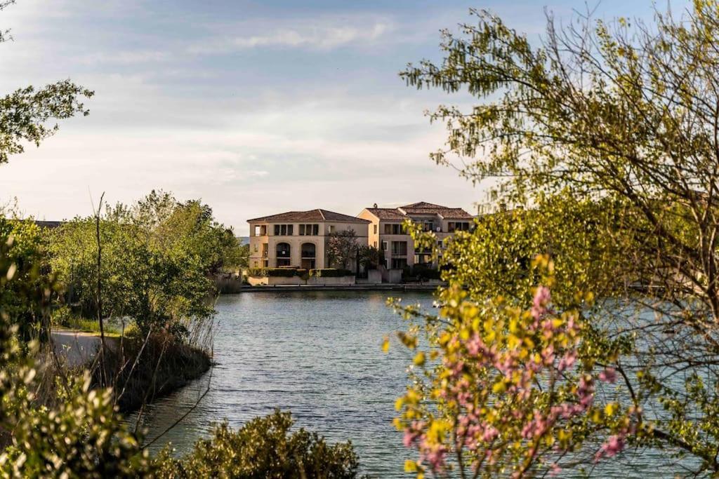 Magnifique Vue Lac Au Golf De Pont-Royal Mallemort Exteriér fotografie