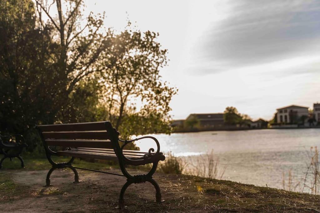 Magnifique Vue Lac Au Golf De Pont-Royal Mallemort Exteriér fotografie